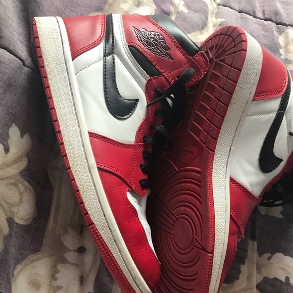 Jordan 1 Chicago - Picture 2 of 3